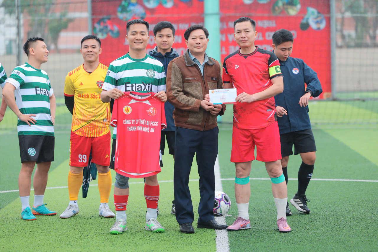 Giao hữu bóng đá đầu xuân – Gắn kết đam mê, sẻ chia yêu thương